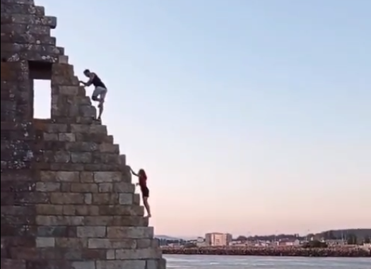 (VÍDEO) Unos turistas escalan la milenaria Torre de San Sadurniño, en Cambados, en otro ataque al patrimonio