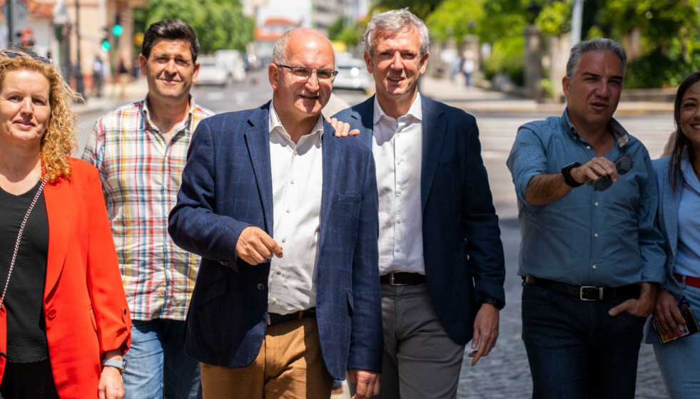 El alcalde de Noia, Santiago Freire, junto al presidente de la Xunta y líder del PP gallego, Alfonso Rueda, durante un acto de campaña