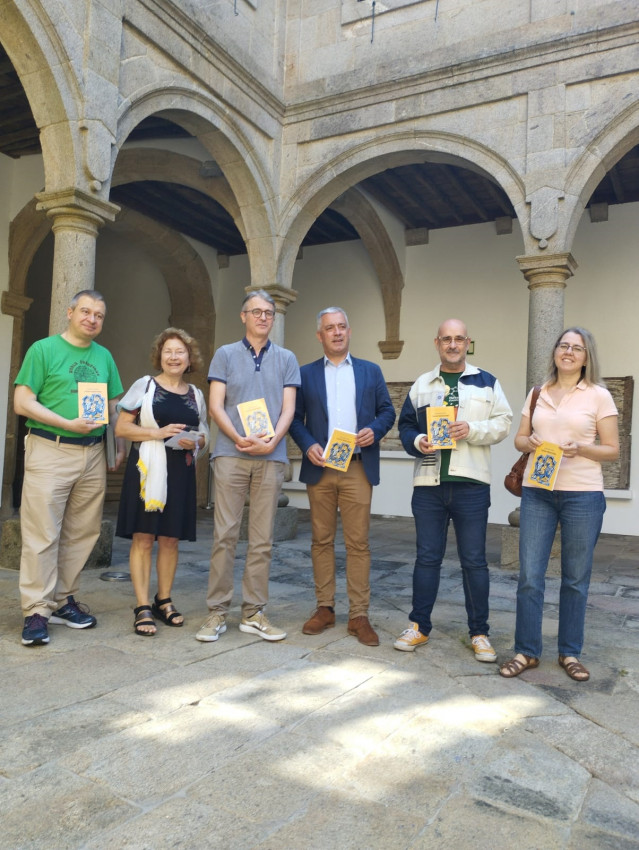 En centro de la foto: el presidente de la Fundación Neira Vilas, Fernando Redondo (izquierda), y el director de la Editorial Galaxia , Francisco Castro (derecha)