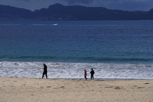 Archivo - Varias personas pasean por la playa de Silgar en Sanxenxo, a 23 de abril de 2022, en Pontevedra, Galicia.