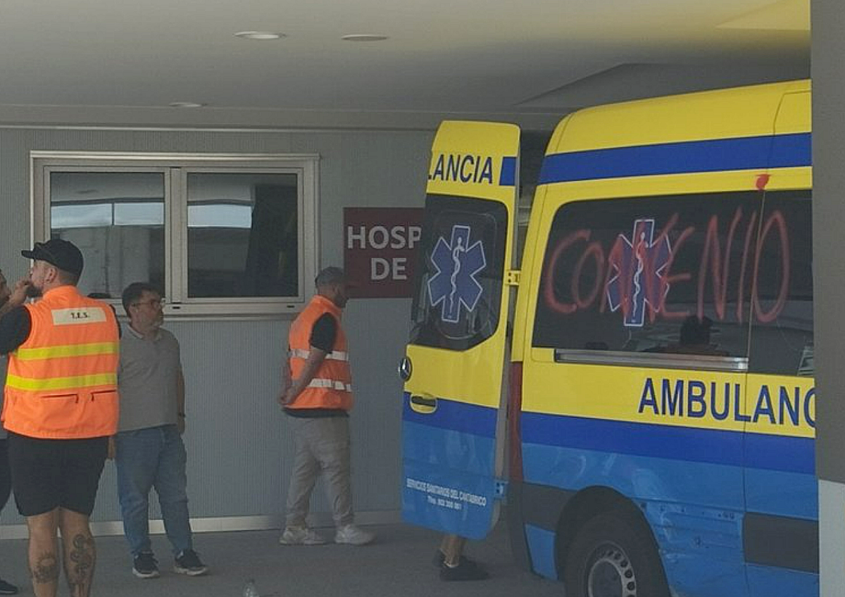 Pintada en una ambulancia en una foto de Galizambulancia