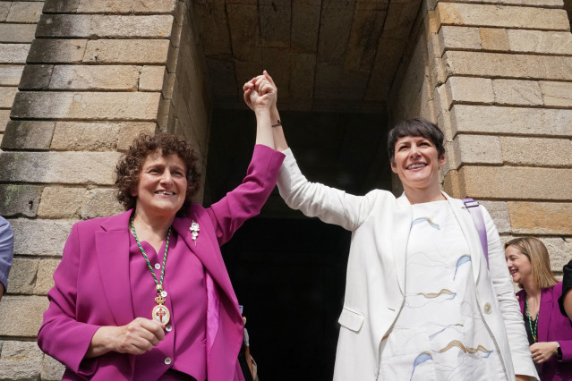 La alcaldesa entrante de la ciudad, Goretti Sanmartín (BNG) (i), y la portavoz nacional del BNG, Ana Pontón (d), en la sesión de constitución del Ayuntamiento de Santiago de Compostela, a 17 de junio de 2023, en Santiago de Compostela, A Coruña, Galicia (