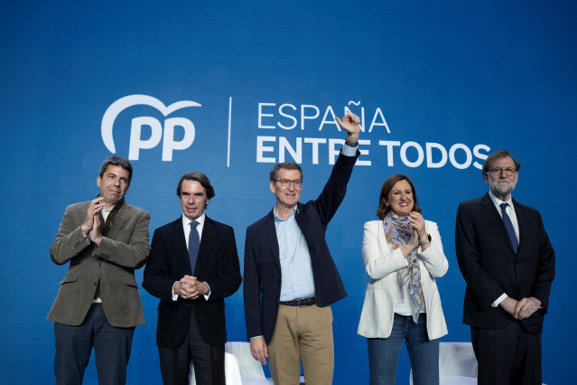 Archivo - El presidente del PPCV, Carlos Mazón, el expresidente del Gobierno, José María Aznar, el presidente del Partido Popular, Alberto Núñez Feijóo, la secretaria general del PPCV y candidata a la Alcaldía de Valencia, María José Catalá y el expreside