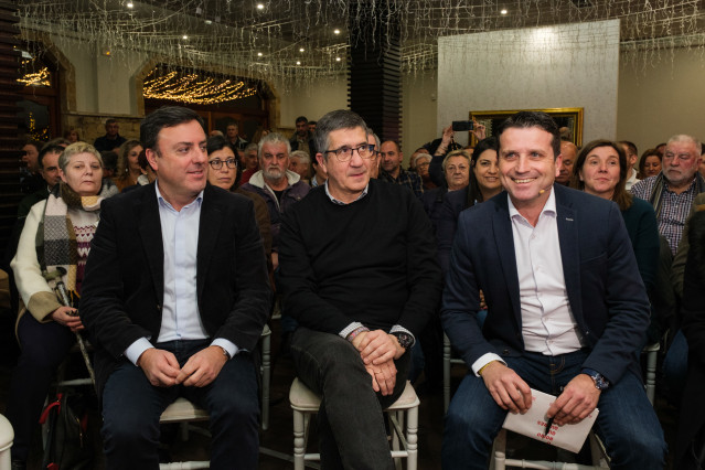 Archivo - El secretario general del PSdeG, Valentín González Formoso (i), y el portavoz del PSOE en el Congreso, Patxi López (c), durante la presentación del candidato a la alcaldía de Boiro, el actual alcalde, José Ramón Romero García (d), en el restaura