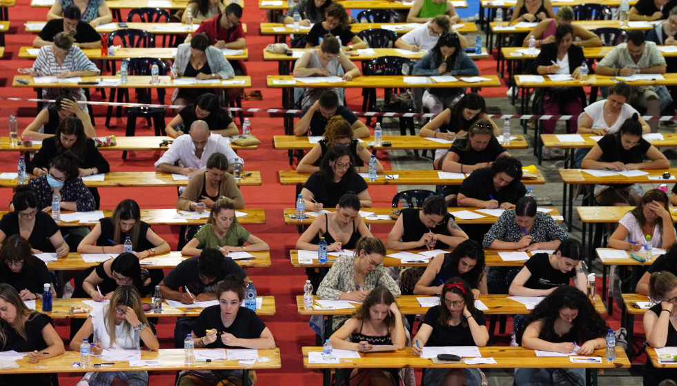 Miles de aspirantes se han vestido de negro como protesta mientras realizan las oposiciones de Enfermería del Sergas, en el Recinto Ferial, a 25 de junio de 2023, en Silleda, Pontevedra, Galicia (Esp