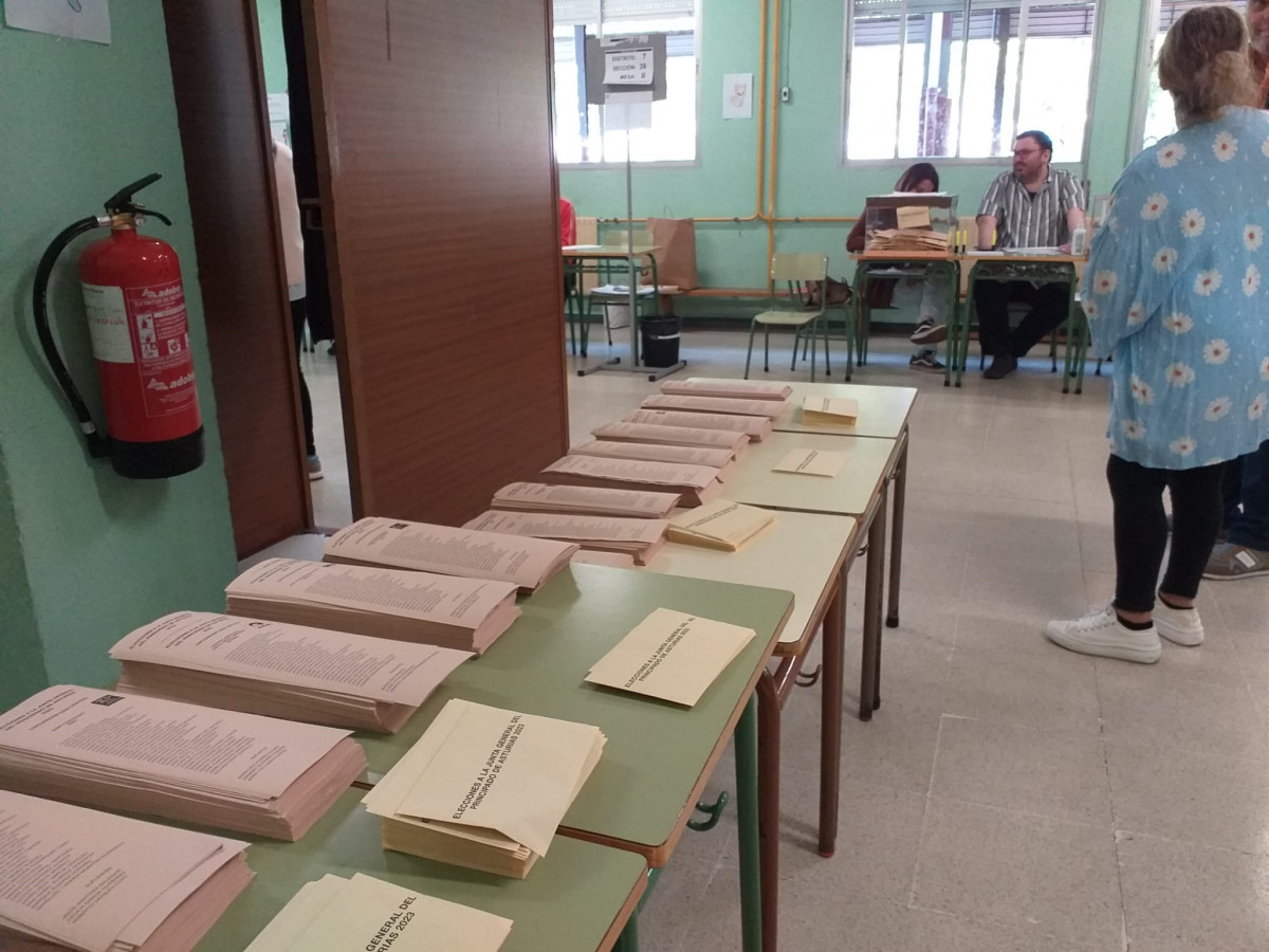 Archivo - Colegio electoral en Gijón.