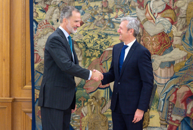 Archivo - El Rey Felipe VI (i) recibe en audiencia al presidente de la Xunta de Galicia, Alfonso Rueda Valenzuela, en el Palacio de La Zarzuela, a 1 de julio de 2022, en Madrid (España).