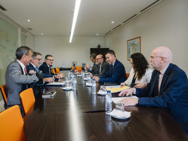 Reunión del ministro de Industria, Héctor Gómez, con representantes de Altri, en Lisboa