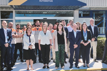 La conselleira de Economía, María Jesús Lorenana, junto a la directora de AGAIN, Patricia Argerey, y la directora de GKN Vigo, Consuelo Domínguez, entre otras autoridades y trabajadores de la fact
