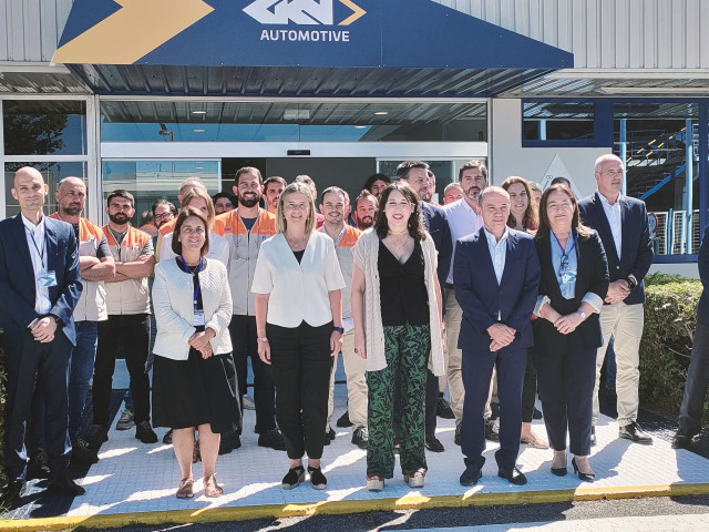 La conselleira de Economía, María Jesús Lorenana, junto a la directora de AGAIN, Patricia Argerey, y la directora de GKN Vigo, Consuelo Domínguez, entre otras autoridades y trabajadores de la factoría.