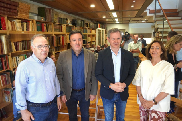 El exalcalde de Santiago, Xosé Sánchez Bugallo, el secretario xeral del PSdeG, Valentín González Formoso, y el ministro de Sanidad, José MIñones