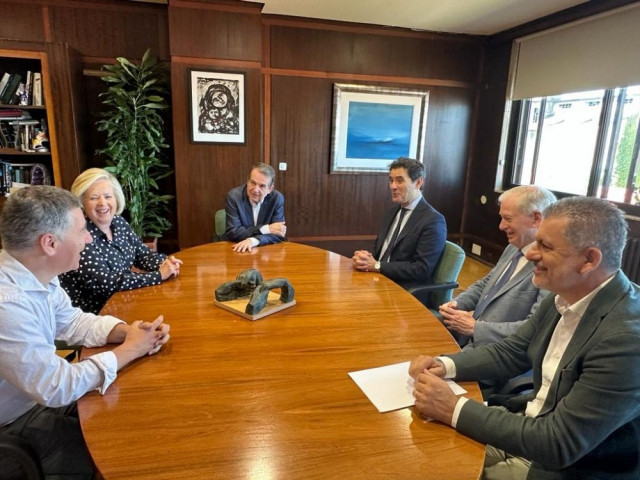 Reunión de representantes de la Cofradía del Santísimo Cristo de la Victoria con el alcalde de Vigo, Abel Caballero, y el concejal Ángel Rivas.
