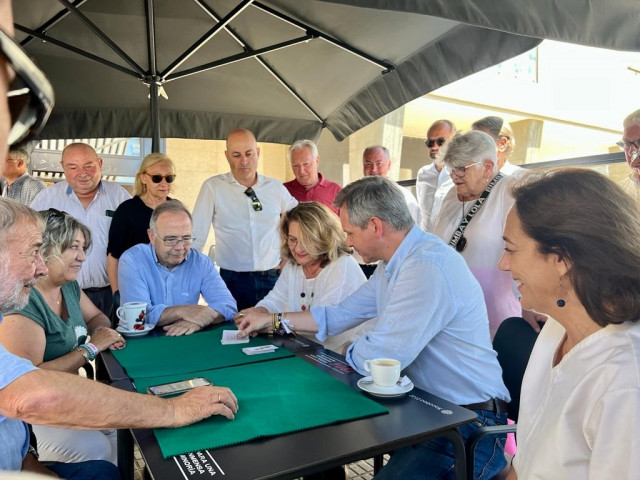 Los cabeza de lista del PSOE al Congreso y al Senado por la provincia de A Coruña, José Miñones y Xosé Sánchez Bugallo han mantenido este lunes un café con pensionistas en Culleredo (A Coruña)