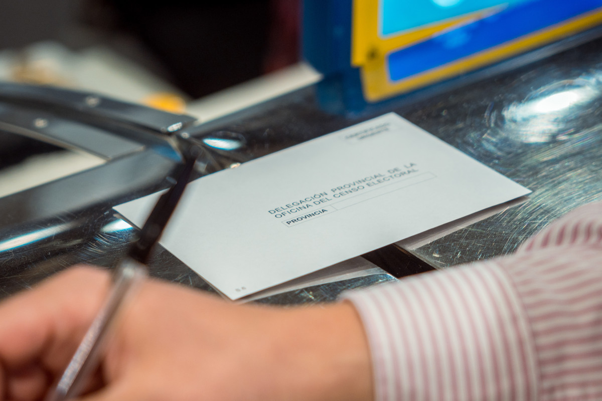Un sobre de la delegación provincial de la Oficina del censo electoral tras la solicitación del voto por correo, en el Edificio de correos, a 14 de junio de 2023, en Madrid.