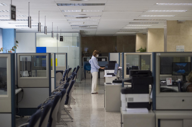 Archivo - Una empleada hace fotocopias en la Oficina de Hacienda de la Calle de Guzmán el Bueno, a 27 de julio de 2021, en Madrid, (España). El Gobierno prevé aprobar este martes en Consejo de Ministros una Oferta de Empleo Público (OPE) de más de 30.000