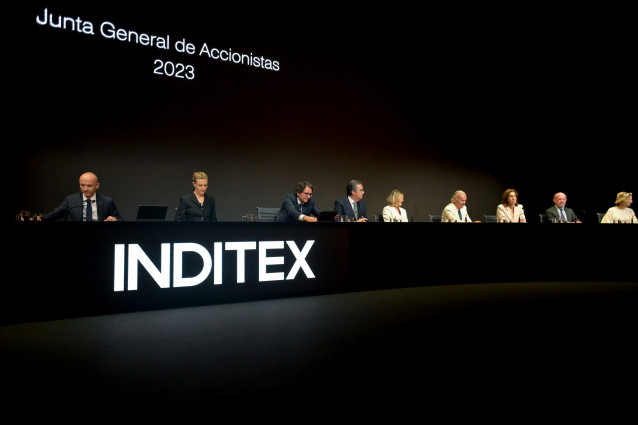 El consejero delegado de Inditex, Óscar García Maceiras (1i), y la presidenta de Inditex, Marta Ortega (2i), durante la junta general de accionistas de Inditex, a 11 de julio de 2023, en Arteixo, A Coruña, Galicia (España). La junta de accionistas de Indi
