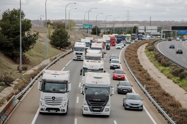 Archivo - Atasco de camiones