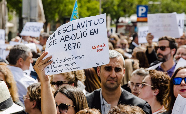 Una cascada de bajas entre abogados del turno de oficio en Galicia por la 