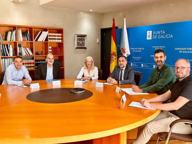 Reunión del conselleiro de Sanidade, Julio García Comesaña, con el presidente de la Federación de Asociacións de Persoas Xordas de Galicia, Iker Sertucha, y el responsable de Accesibilidade de este colectivo, Miguel Dorado.