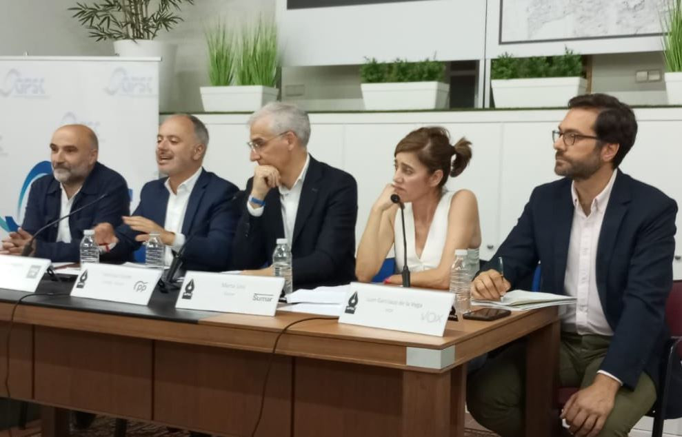 Debate electoral para las 23X Elecciones Generales en el Centro Internacional de Prensa de Galicia con candidatos de las circunscripciones gallegas en una foto de Vox