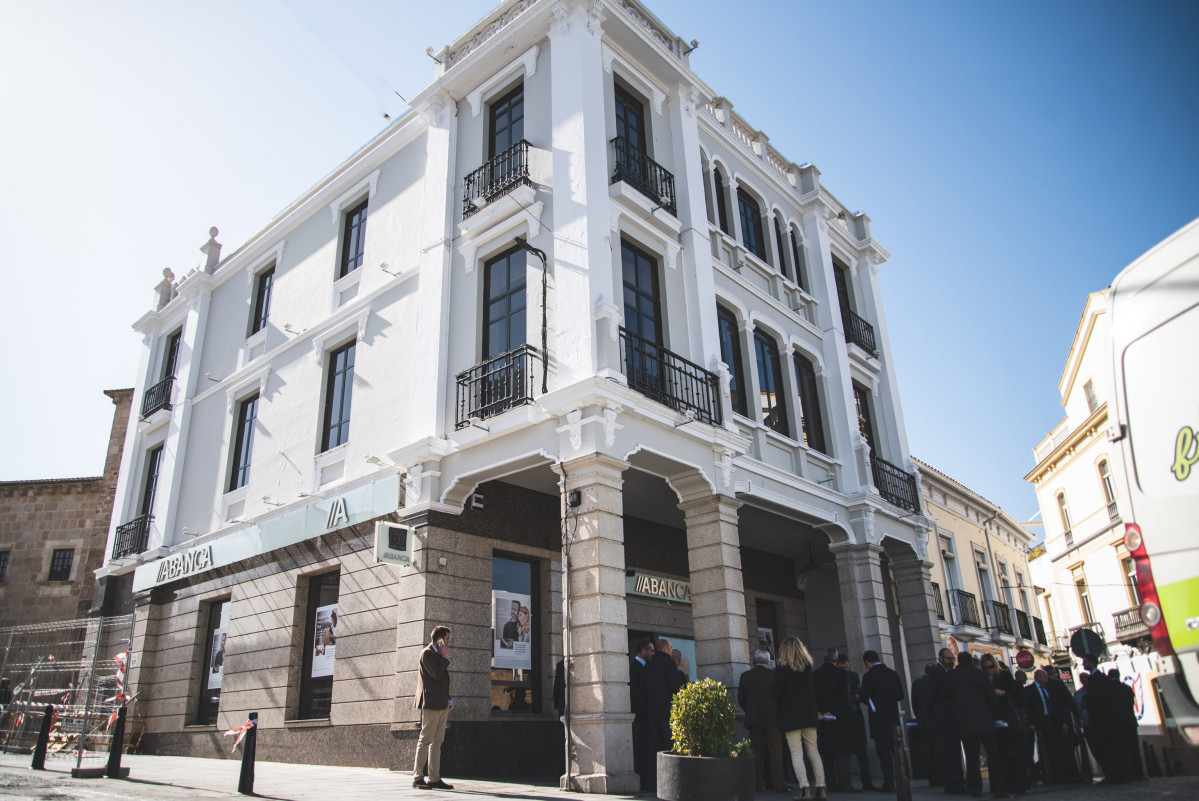 Archivo - Nota De Prensa Inauguración Nueva Sede Abanca En Mérida Alcalde