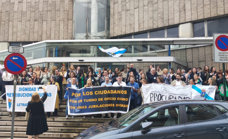 La primera huelga de los abogados del turno de oficio lleva al Parlamento Gallego a exigir mejoras en el sector