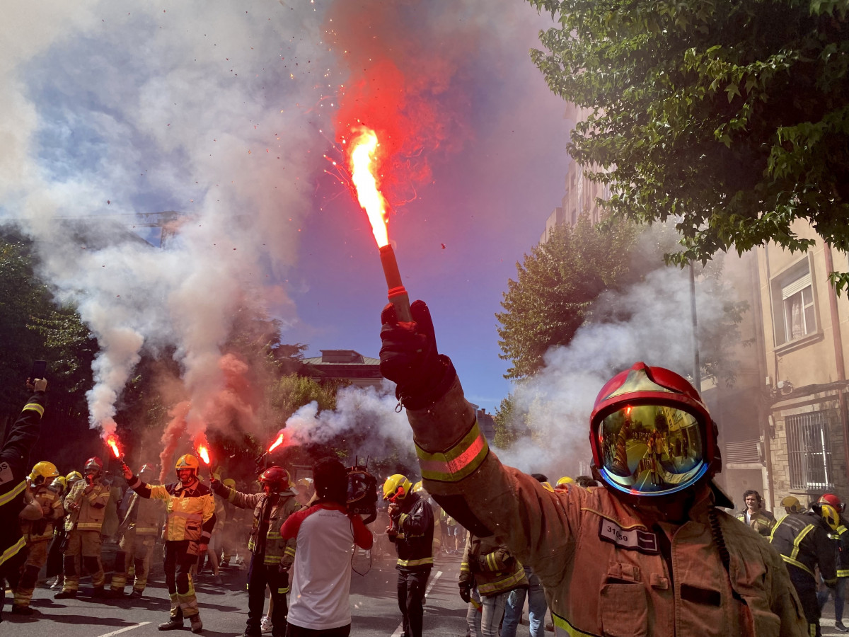 Protesta de bomberos comarcales en Santiago