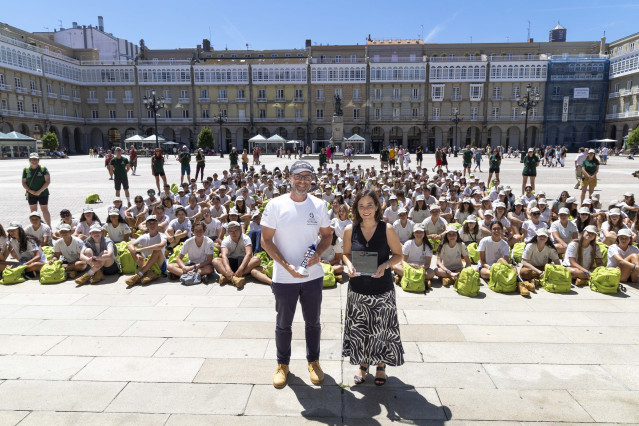 La alcaldesa de A Coruña, Inés Rey, junto a los más de 200 jóvenes que integraron la Ruta Quetzal 2023 en la plaza de María Pita