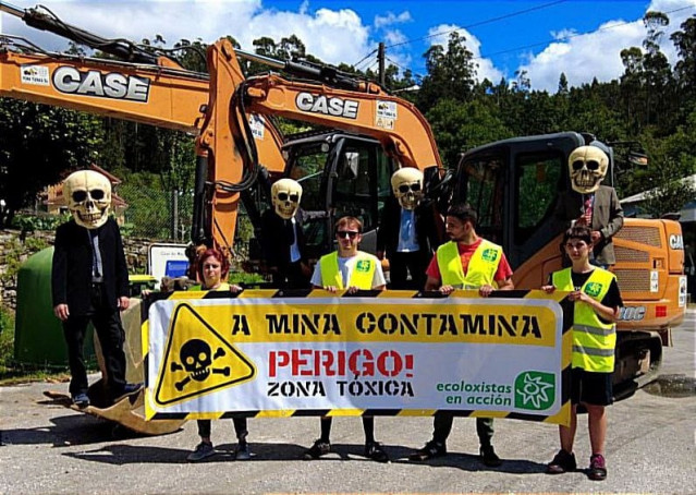 Protesta de Ecoloxistas en Acción que paraliza obras en la mina de San Finx
