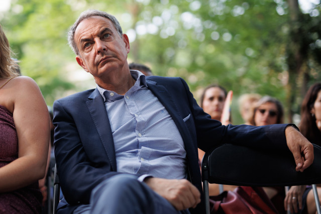 El expresidente del Gobierno, José Luis Rodríguez Zapatero, durante el acto de entrega de los Reconocimientos Arcoíris, en el Real Jardín Botánico de Madrid, a 27 de junio de 2023, en Madrid (España). Hoy, víspera del 28 de junio, Día Internacional del Or