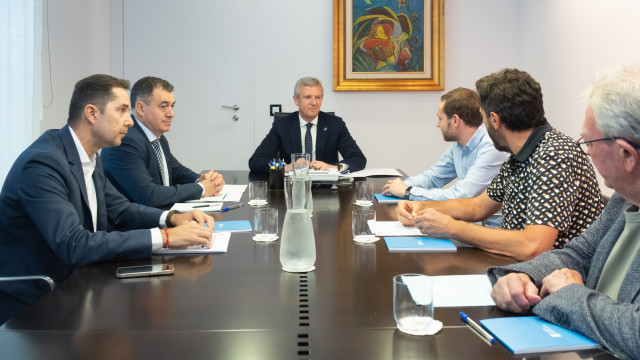 El presidente da Xunta, Alfonso Rueda, acompañado por el conselleiro de Cultura, Educación, Formación Profesional e Universidades, Román Rodríguez, se reúne con representantes del audiovisual gallego