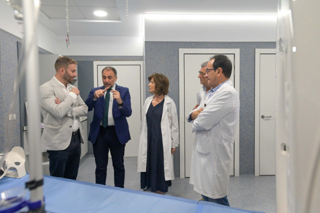 El conselleiro de Sanidade durante su visita al Chuac con motivo de la instalación de un nuevo equipo de tomografía computerizada (TAC) con tecnología espectral