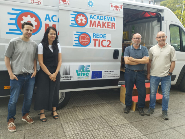 Santiago recibe el Laboratorio de Fabricación Dixital Móbil, que ministrará talleres gratuitos por toda la ciudad