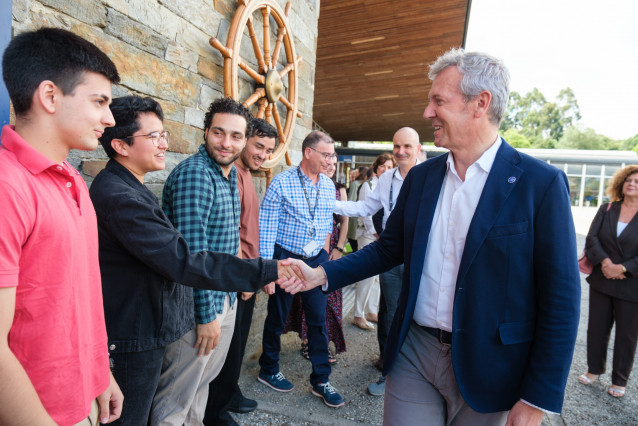 El presidente del Gobierno gallego, Alfonso Rueda, con los alumnos del exterior que este año estudiaron FP