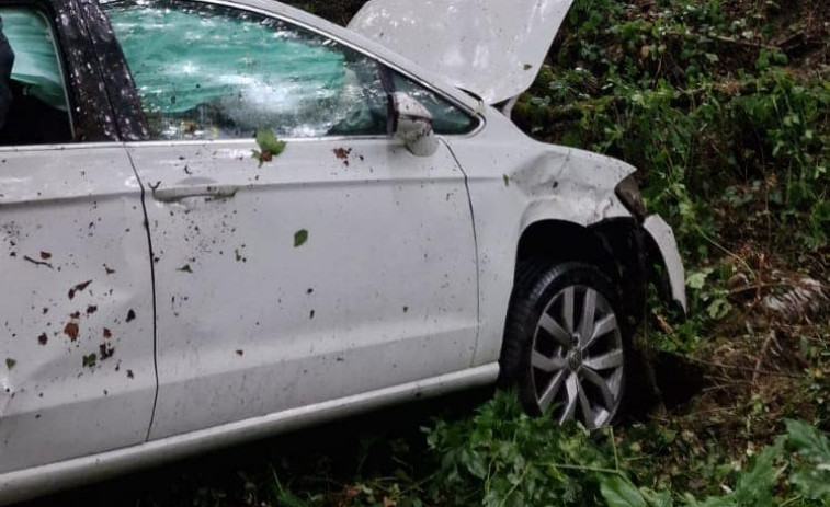 Heridas tres personas al caer por un desnivel el coche en el que viajaban en Cerdedo-Cotobade (Pontevedra)