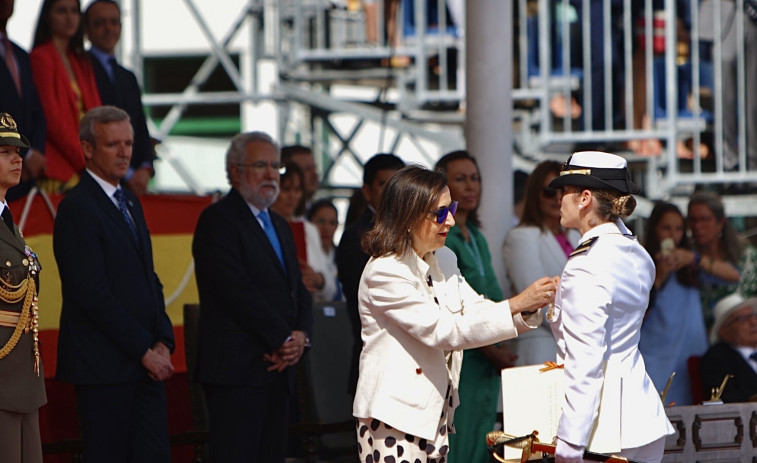 La ministra de Defensa preside los actos del Carmen en la Escuela Naval de Marín con la graduación de 121 alumnos