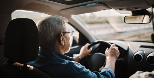 Archivo - Conductor senior