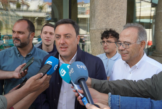 El secretario xeral del PSdeG, Valentín González Formoso, atiende a los medios acompañado por el secretario provincial de A Coruña, Bernardo Fernández, y el candidato por A Coruña al Senado, Xosé Sánchez Bugallo