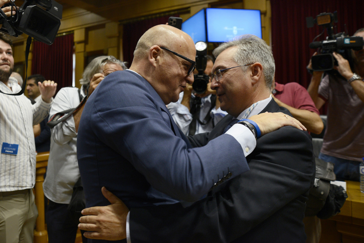 Luis Menor, nuevo presidente de la Diputación de Ourense, se abraza con su antecesor, Manuel Baltar.