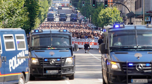 Furgones policiales durante una manifestación en dirección a Stellantis, en la quinta jornada de la huelga del metal, a 6 de julio de 2023, en Vigo, Pontevedra, Galicia (España).