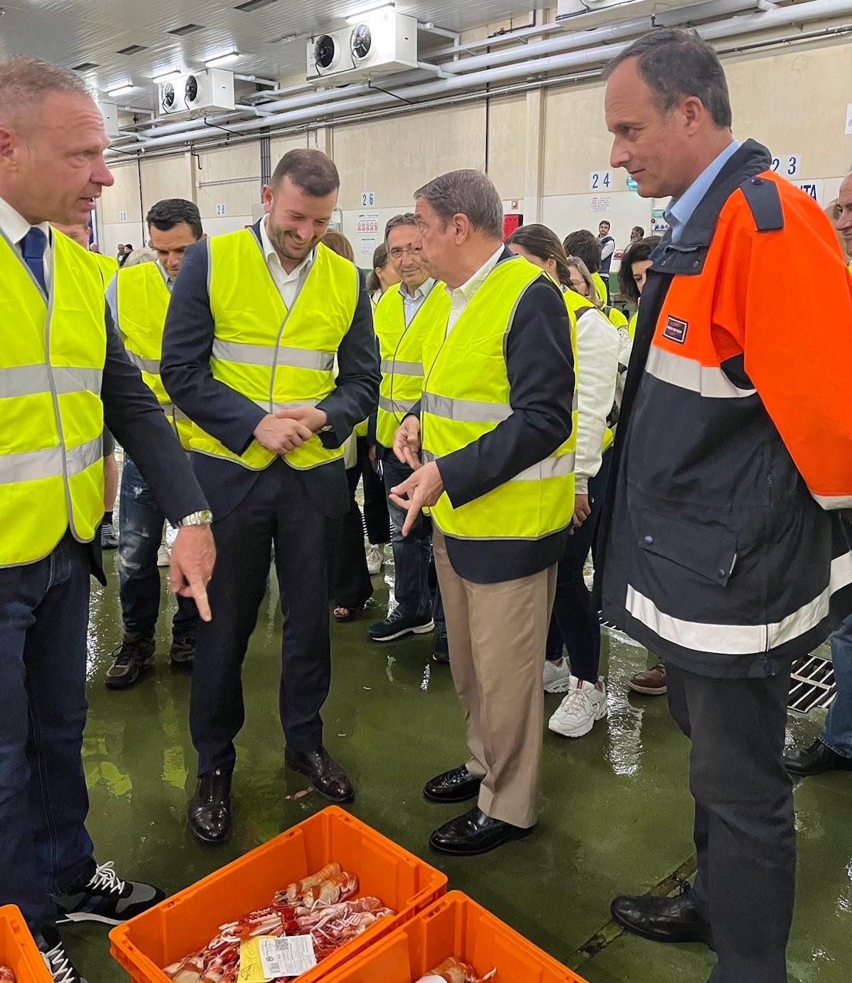 Sinkevicius visitando la longa del puerto de Vigo en una imagen de su Twitter