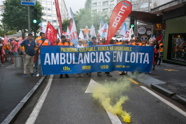 Trabajadores de ambulancias con pancartas en una protesta el 12 de julio.