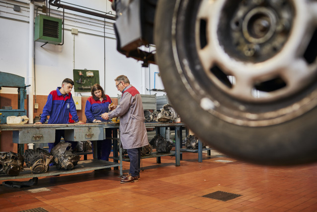 Archivo - Varias personas aprenden mecánica en el IES Universidad Laboral, a 19 de mayo de 2023, en Ourense, Galicia (España).