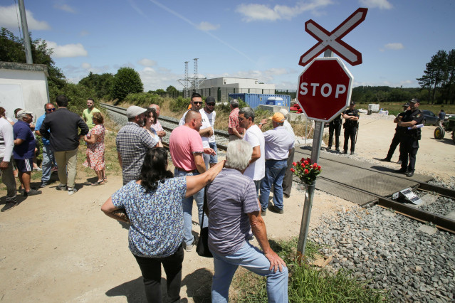 Vecinos de las parroquias de Coeo y Recimil durante una concentración donde han cortado la vía del tren en la que fallecieron dos jóvenes al cruzar el paso a nivel, a 19 de julio de 2023, en Recimil, Lugo, Galicia (España).