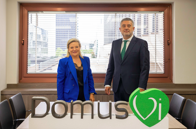 El actual CEO de DomusVi Jose Maru00eda Pena y su antecesora Josefina Fernu00e1ndez en una foto de archivo de la compau00f1u00eda