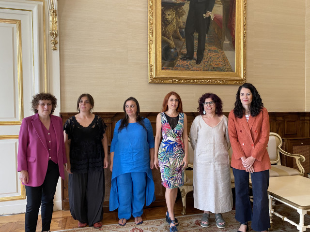 La alcaldesa de Santiago, Goretti Sanmartín, recibe al grupo Leilía