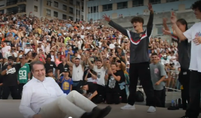 Caballero bailando break dance en 2022