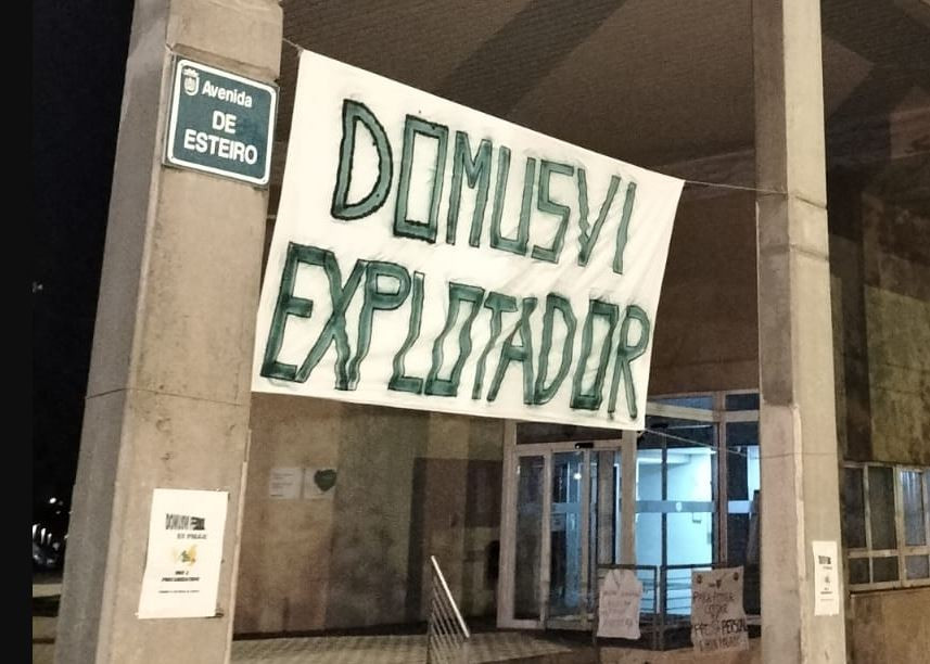 Pancartas en la entrada de DomusVi Ferrol
