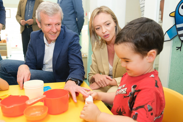 El presidente de la Xunta, Alfonso Rueda, y la conselleira de Política Social e Xuventude, Fabiola García, visita una escuela infantil en A Guarda (Pontevedra).