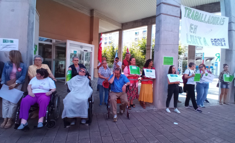 Huelguistas en DomusVi Ferrol acusan a la Xunta de hacer la vista gorda al deterioro del cuidado a los mayores